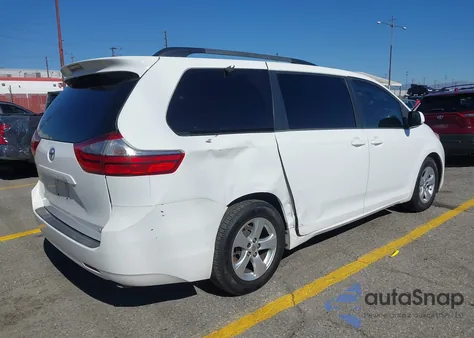 2017 Toyota Sienna Le 8 Passenger z USA, uszkodzony, nr VIN 5TDKZ3DCXHS863837